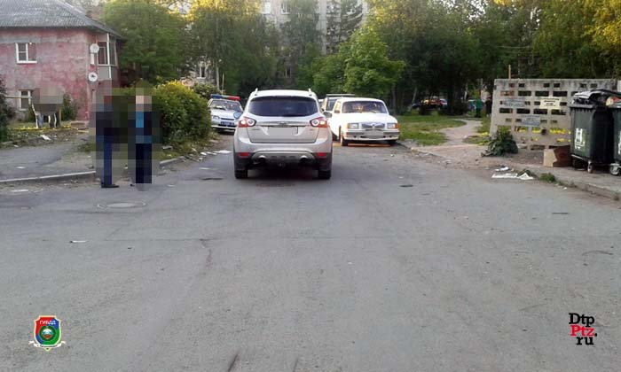 Петрозаводск, 25 июня 2015 года, 20-15. ДТП с участием пешехода и кроссовера Форд (Ford Kuga) произошло в районе дома №5 по улице Балтийская.