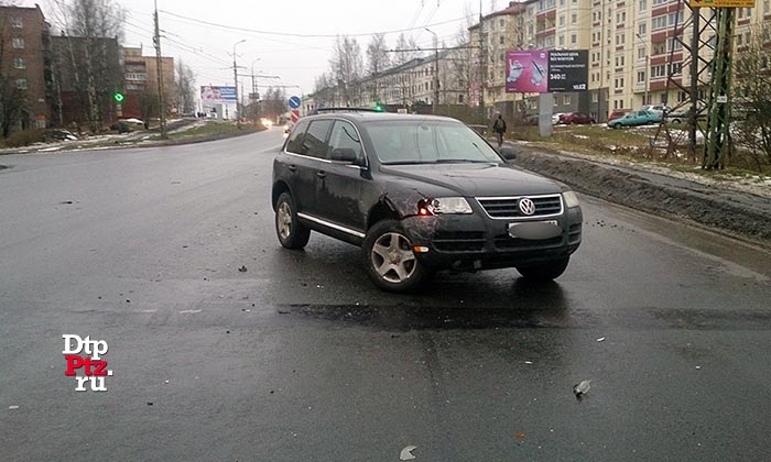 Петрозаводск, 21 ноября 2016 года, 09-09. ДТП с участием двух автомобилей произошло в начале Комсомольского проспекта, в районе пересечения с набережной Ла-Рошель.