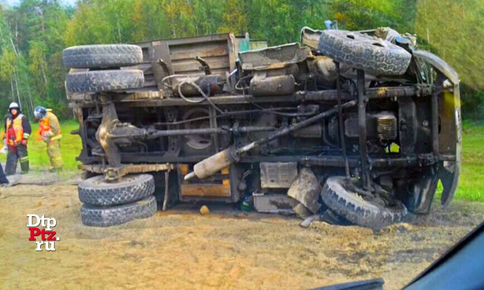 Прионежский район, 9 сентября 2017 года, 15-20. Трагическое ДТП с участием самосвала на шасси грузового автомобиля автомобиля ЗИЛ-130 произошло на 434-м километре автодороги М-18 "Кола", в районе отворотки к посёлку Мелиоративный.