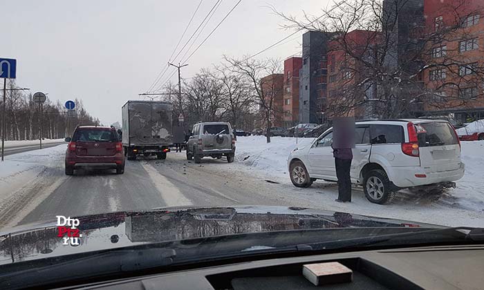 Петрозаводск, 3 февраля 2017 года, 13-54.   Групповое ДТП с участием грузового фургона, внедорожника Грэйт Валл (Gteat Wall) и легкового автомобиля произошло на Набережной Варкауса, у дома №17.