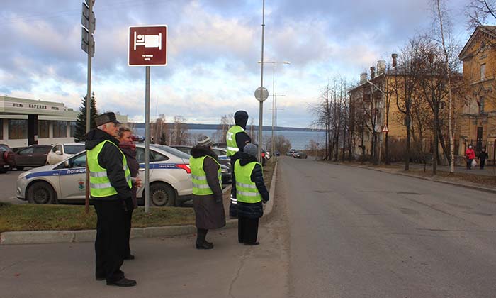 В Петрозаводске пешеходный патруль из числа пенсионеров центра «Истоки» приняли участие в совместном рейде с инспекторами дорожного движения.