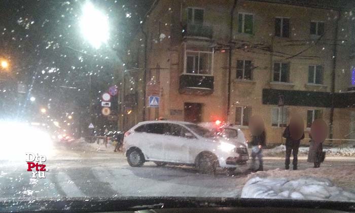 Петрозаводск, 15 ноября 2019 года, 18-02.   ДТП с участием двух легковых автомобилей произошло на пересечении проспекта Александра Невского и улицы Луначарского. 