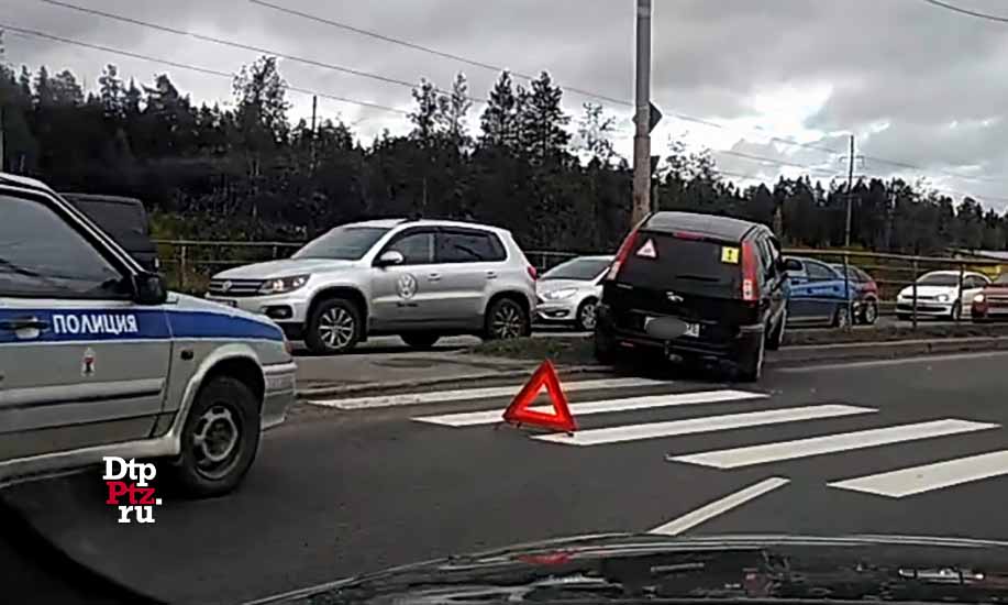 Петрозаводск, 17 сентября 2019 года, 15-32.   ДТП с участием легкового автомобиля Форд (Ford Fusion) произошло на Лесном проспекте, в районе пересечения с Лососинским шоссе.