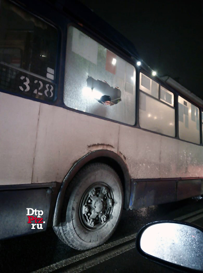 Петрозаводск, 5 декабря 2019 года, 17-19. Проспект Ленина, 38.  Два троллейбуса получили повреждения в результате противоправных действий неизвестных лиц.