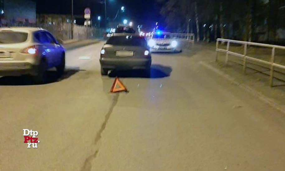 Петрозаводск, 22 марта 2020 года, 18-35.   ДТП с участием пешехода и легкового автомобиля Мерседес (Mercedes-Benz)  произошло на улице Калинина, у дома №8.